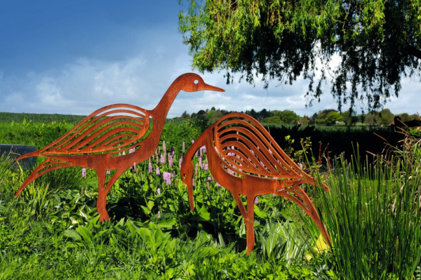 Taman berciri khas dengan patung hewan dan tanaman unik